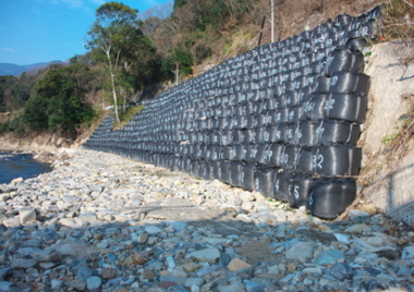 注目の即効力を発揮する吸水土嚢袋とは